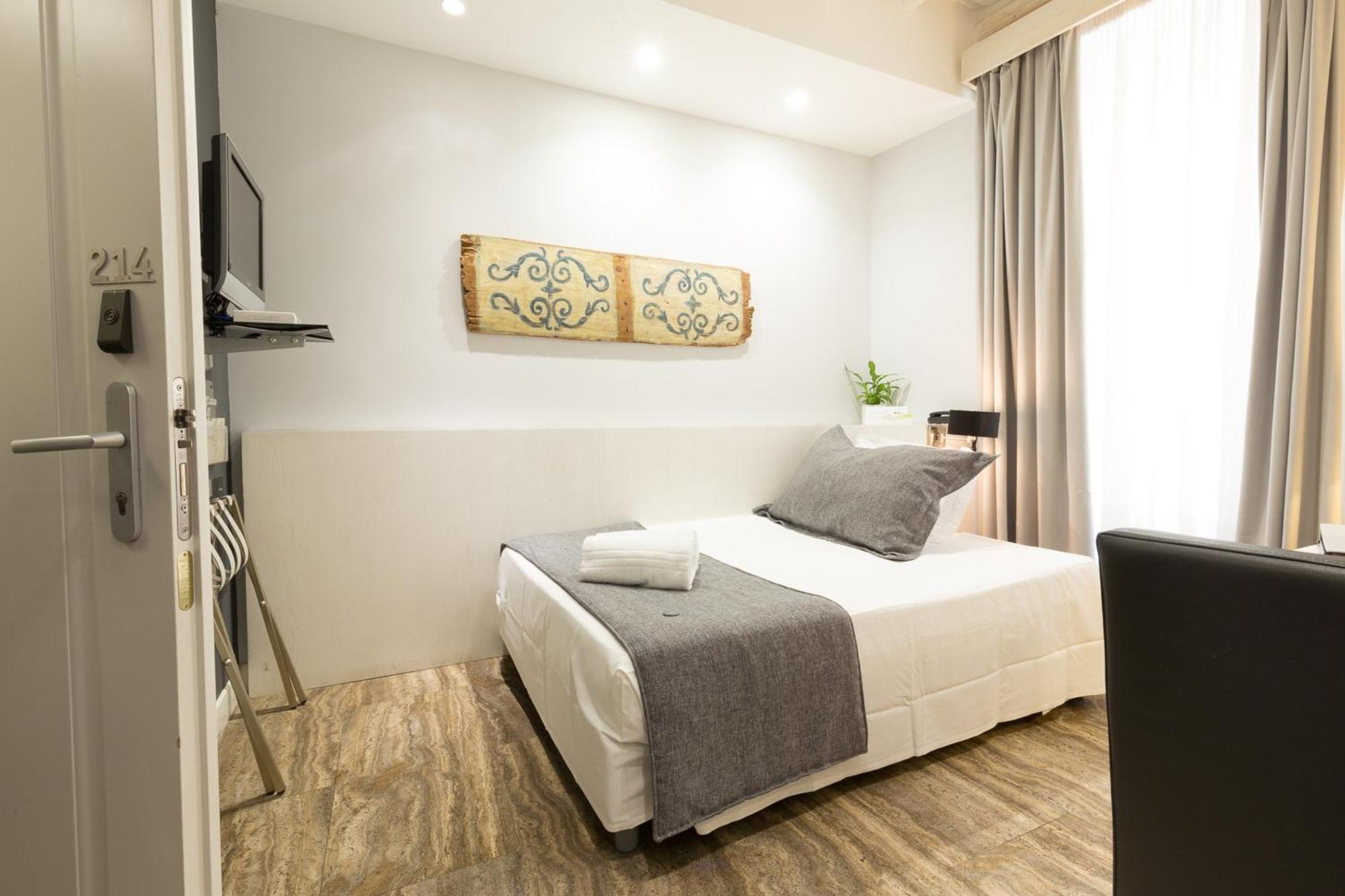Small Double Room,1536932236:JPEG